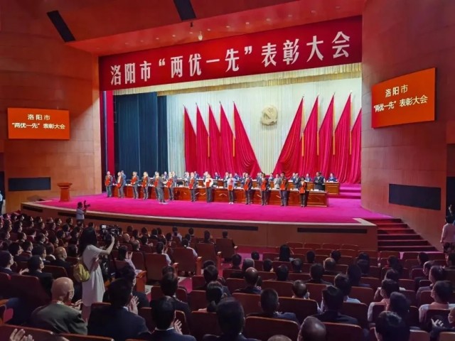 智博喜訊丨智博集團(tuán)黨支部書記、董事長吳全君獲得“洛陽市優(yōu) 秀共 產(chǎn)黨員”稱號(hào)